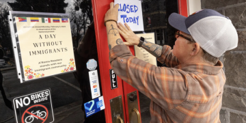 트럼프의 이민 단속 타격맞은 자영업자들 ‘이민자 없는 날’ 시위 참여